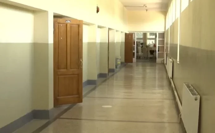 Një fëmijë vdiq në sallën e edukatës fizike të një shkolle në Ferizaj, Policia nis hetimet
