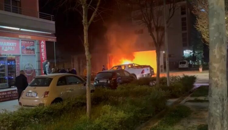 Digjet automjeti në Vlorë, shkrumbohet totalisht gjatë natës