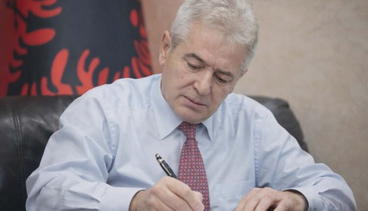 Ali Ahmeti u dërgon letër ndërkombëtarëve dhe presidentit të SHBA-së Donald Trump