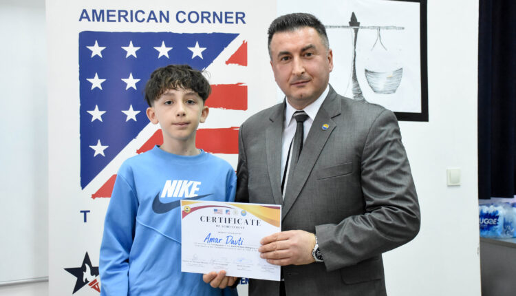 Në Universitetin e Tetovës u ndanë certifikatat për nxënësit që morën pjesë në garat e Spelling Bee 2026