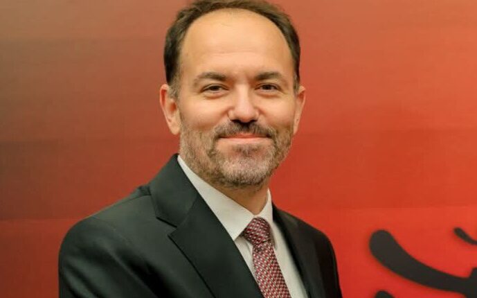 Andreja STOJKOVSKI: Ndërmjet së drejtës, gjuhës dhe besimit