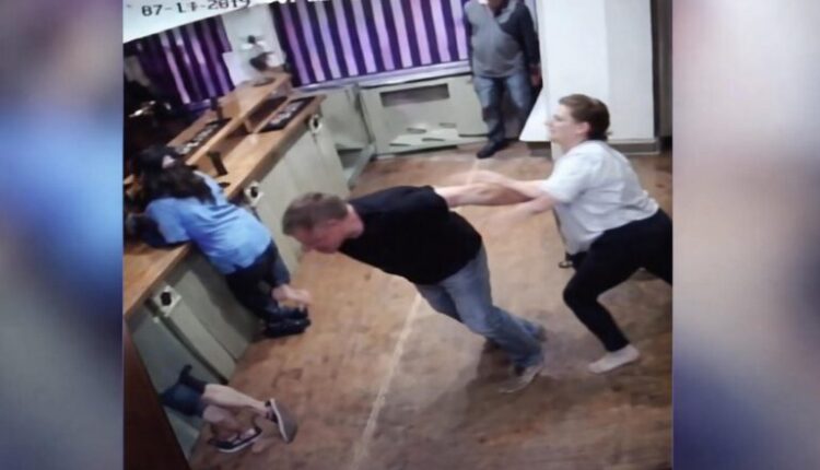 Gruaja e rrahu burrin me grushte në mes të bastores teksa ai po vendoste një tiketë (VIDEO)