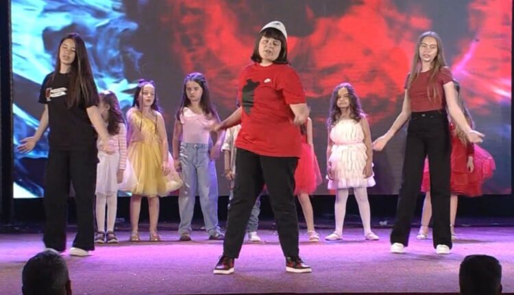 Kjo është kënga e vogëlushes shqiptare që e bëri histerik një shtet të tërë! (VIDEO)