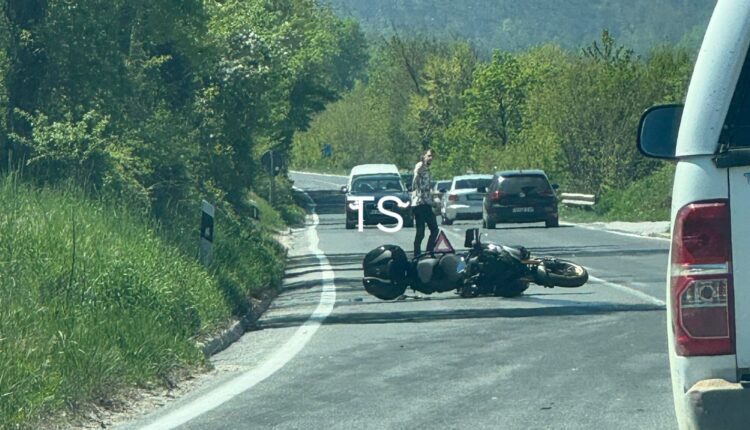 Aksident në rrugën Gostivar–Mavrovë, përplasen një motoçikletë me veturën
