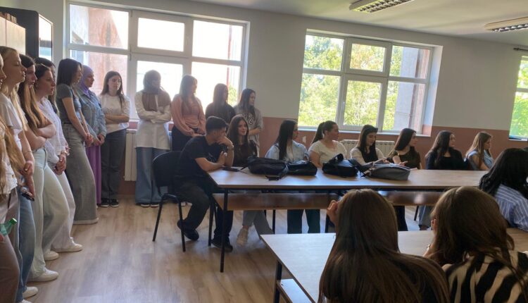 Fakulteti i Administrimit të Biznesit i Universitetit të Tetovës realizoi aktivitete promovuese në shkollat e mesme të Kumanovës