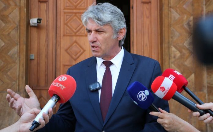 Sela: Në Qeveri, presidencë dhe ministri gjuha shqipe zbatim 0%, në Kuvend gjithçka fal deputetëve tanë
