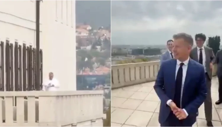 Kryeministri i ri i Hungarisë paralajmëron largimin e Presidentit, nxjerr videon e ish-rivalit Orban në ballkonin ngjitur: Çfarë mendoni se po lexon?