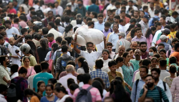 Ndodh pas 16 vitesh: India numëron 1.4 miliardë banorë dhe hap debat të madh