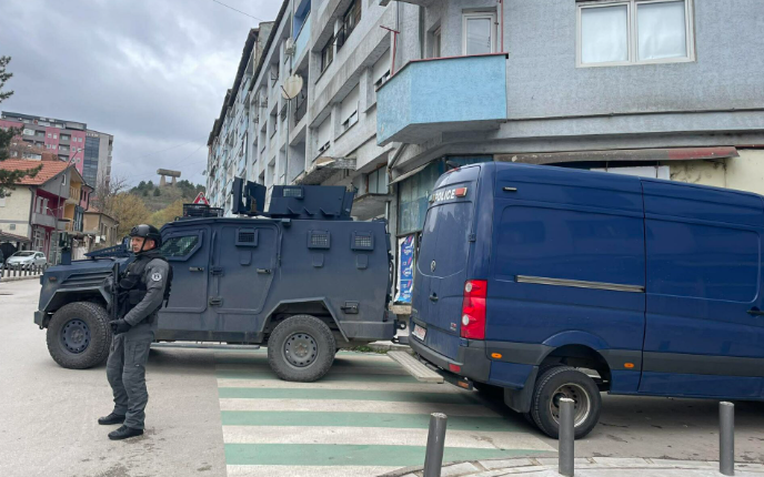 Gjendet një granatë një ndërtese në veri, policia rrethon zonën – ekipet e deminimit e largojnë me sukses
