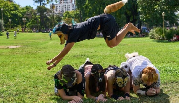 Adoleshentët që ndihen si kafshë: trend viral apo alarm psikologjik?