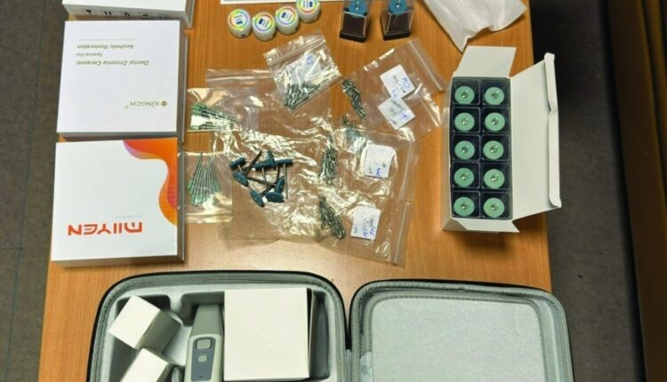 Në Aeroportin e Shkupit, shtetasi turk kapet duke transportuar ilegalisht implante dentare në vlerë të mbi 16,000 €