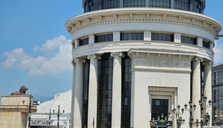 Horror në Maqedoni: Babai ka shfaqur përmbajtje pornografike përpara djalit të tij të mitur në një vilë, me ç’rast e ka shtyrë edhe fëmijën të shikonte dhe të vetëkënaqej