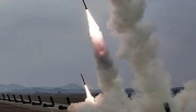 Koreja e Veriut lëshon raketa balistike drejt Detit Lindor