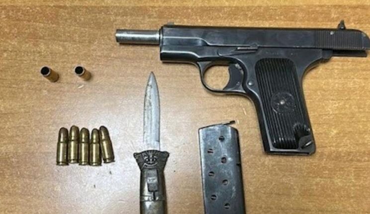 Pas raportimeve për të shtëna, 26-vjeçarit në Kaçanik i kapen armë, fishekë dhe thikë
