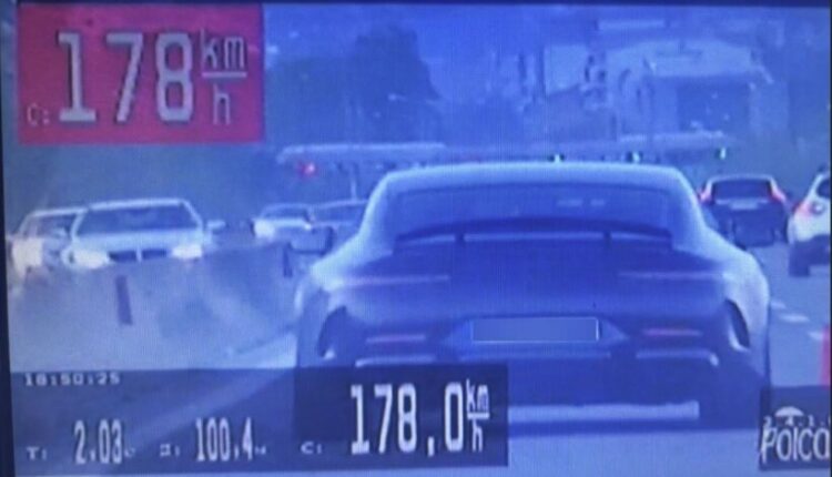 Në rrugë ku shpejtësia e lejuar është 80km/h voziste 178 km/h, sanksionohet shoferi dhe konfiskohet makina