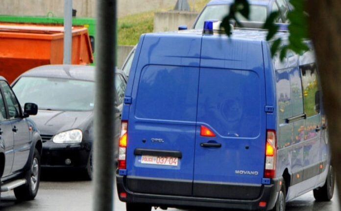 ​Arrest për krime lufte në Kaçanik, armë dhe uniformë e MUP-it gjenden në bastisje