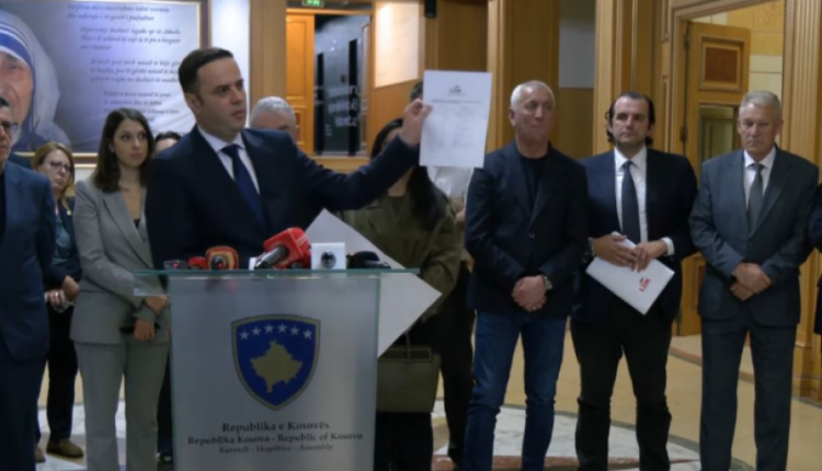 Lumir Abdixhiku prezanton 15 nënshkrimet e LDK-së për kandidat për President