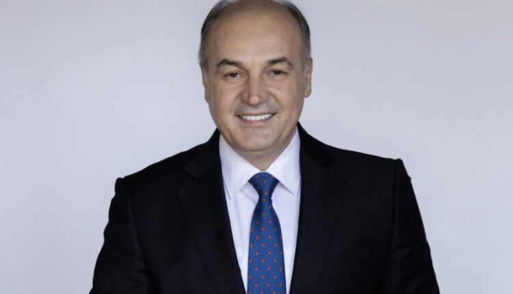 Enver Hoxhaj me studentët e Maqedonisë: Gjuha shqipe duhet të respektohet