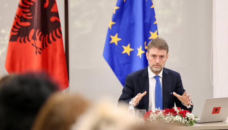 Protesta e studentëve në RMV/ Hoxha: Gjuha shqipe e drejtë kushtetuese dhe e padiskutueshme. Çështja mos politizohet
