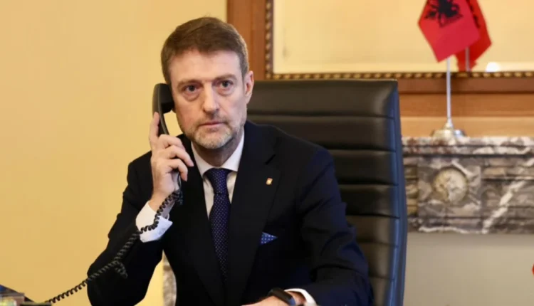 “Po ata idiotët shqiptarë atje çfarë thonë?” Deputetët e PD publikuan mesazhin në grupin e WhatsApp, reagon ministri Ferit Hoxha: E pavërtetë, tymnaja të qëllimshme
