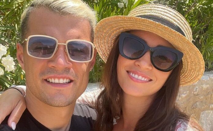 Granit Xhaka nis pushimet me familje