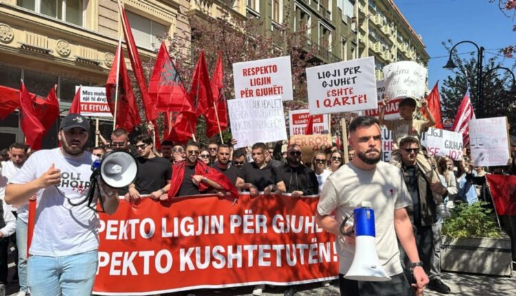 “Fillkov dorëheqje”, “Gjuha shqipe nuk negociohet” – protestojnë studentët shqiptarë në Shkup