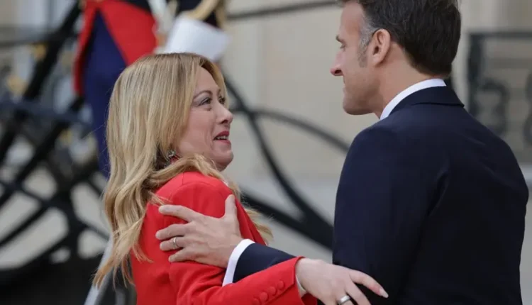 Macron dhe Meloni përshëndeten me puthje dhe përqafim, video bëhet virale