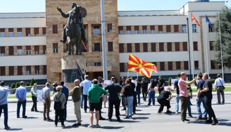 Vazhdojnë protestat kundër tatimeve në të ardhurat personale nga jashtë vendi