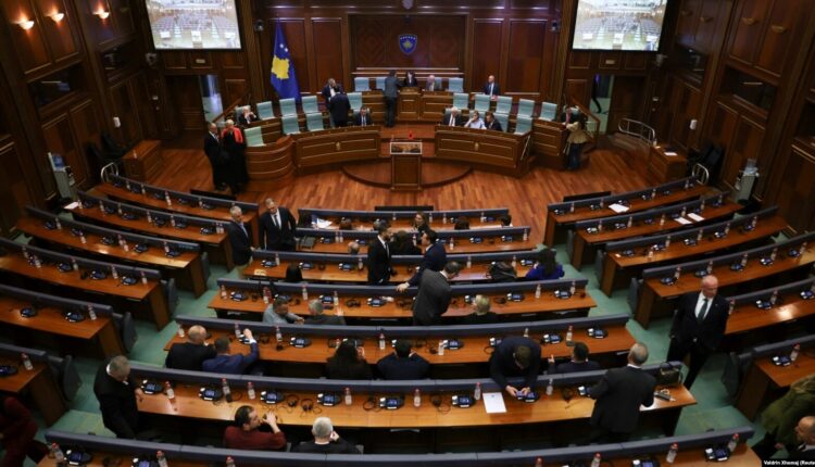 Orët e fundit për presidentin: Seanca shtyhet për në orën 14:00