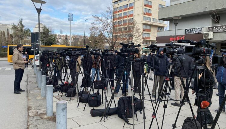 Reporterët pa Kufij: Kosova shënon përparim në lirinë e medias, por gazetarët vazhdojnë të jenë subjekt i sulmeve politike
