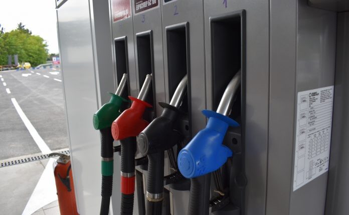 Qeveria shqiptare ul akcizën për naftën dhe benzinën me 20 %