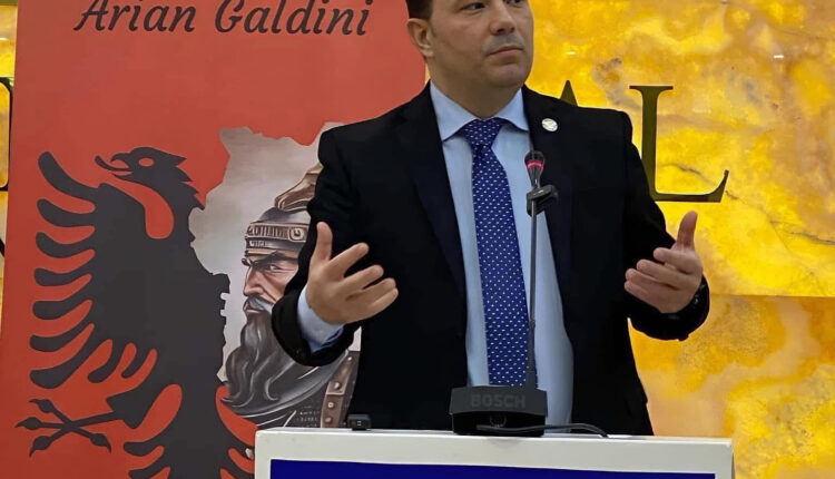 Kur një bashki ndalon librin, nuk mbron institucionin. Mbron frikën e vet