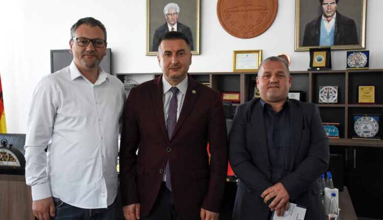 Rektori i Universitetit të Tetovës i priti në takim përfaqësuesit e Qendrës Shtetërore të Provimeve