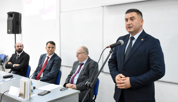 Në Universitetin e Tetovës u promovua libri “Epoka e konsujve dhe paradigma të tjera” i autorit Bajram Kosumi