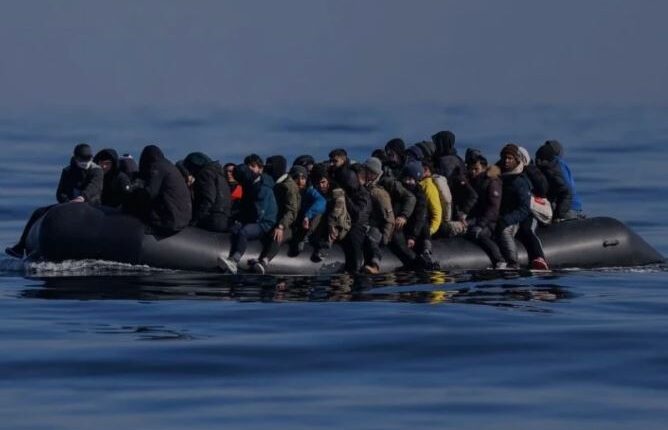 Më shumë se 200,000 emigrantë kanë kaluar Kanalin Anglez me varka të vogla që nga viti 2018