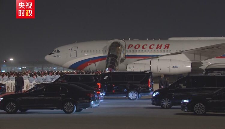 Presidenti i Rusisë Vladimir Putin mbërrin në Pekin