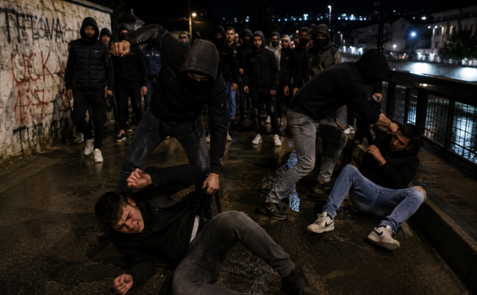 Sulm brutal pranë urës së Shkumbinit në Tetovë – dy 18-vjeçarë rrihen nga grup prej rreth 20 personash pas provokimeve ndëretnike