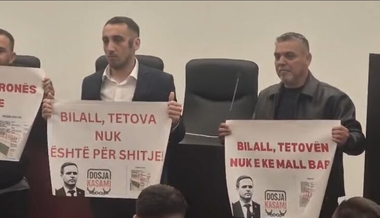“Boll e shite Tetovën”, këshilltarët e BDI-së dhe AKI me pankarta kundër Bilall Kasamit në seancën e Komunës