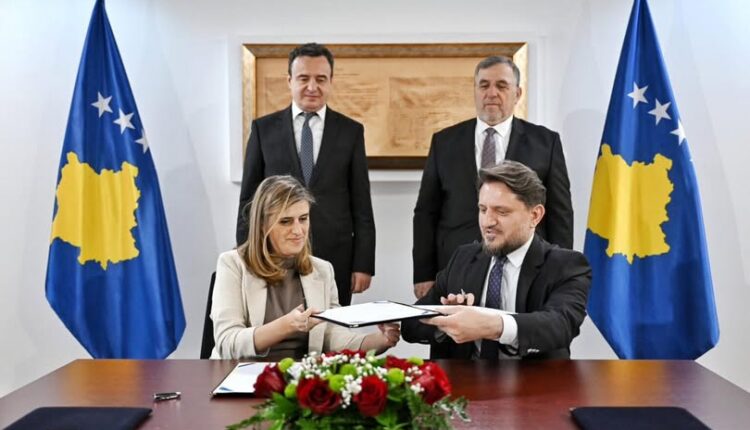 Serbët e dogjën në luftë, Kurti njofton marrëveshjen për rindërtimin e Xhamisë së Ibrit