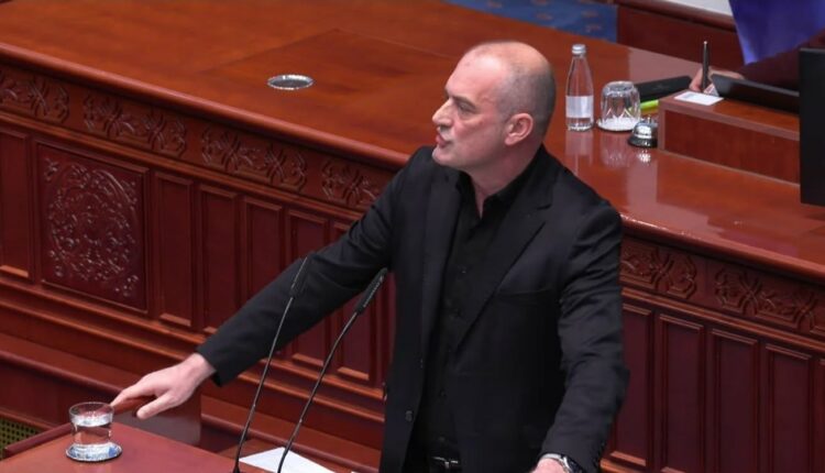 Skandal në Kuvend: Snopçe kërkon përgjegjësi nga Durmishi për deklaratat ndaj Shqipërisë