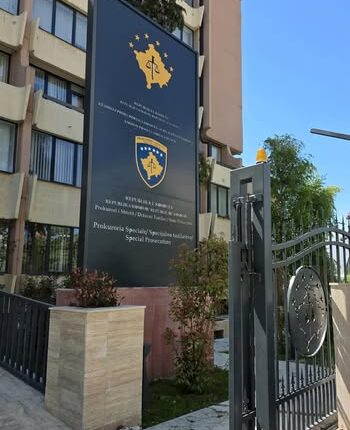 Aktakuzë ndaj 8 personave për krime lufte në Gjakovë, dyshohet se morën pjesë në masakrën ku u vranë 65 civilë