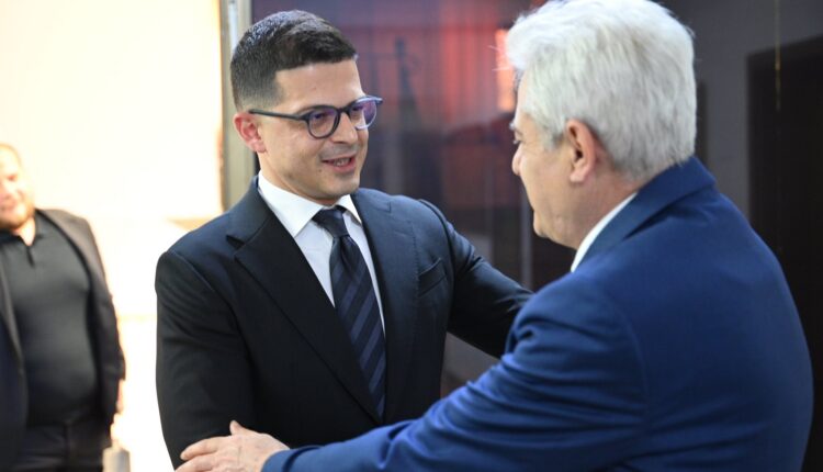 Ahmeti priti në takim ish ministrin e Mbrojtjes Pirro Vengun