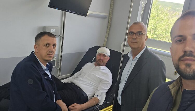 Enver Dugolli publikon pamje nga spitali, Hysni Mehani shihet me kokë të fashuar