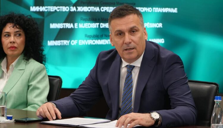 Hoxha me gazetarët: Në fokus ligjet e reja, regjistri digjital dhe zgjidhja e pikave të nxehta ekologjike