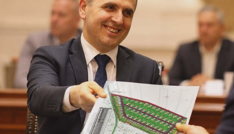 SKANDAL I MADH NË TETOVË/ Bilall Kasami pritet të shesë parcelë me vetëm 1 EURO për m² në Saraqinë, si dhe Parkingun tek VERO dhe një pjesë të Qendrës Sportive!