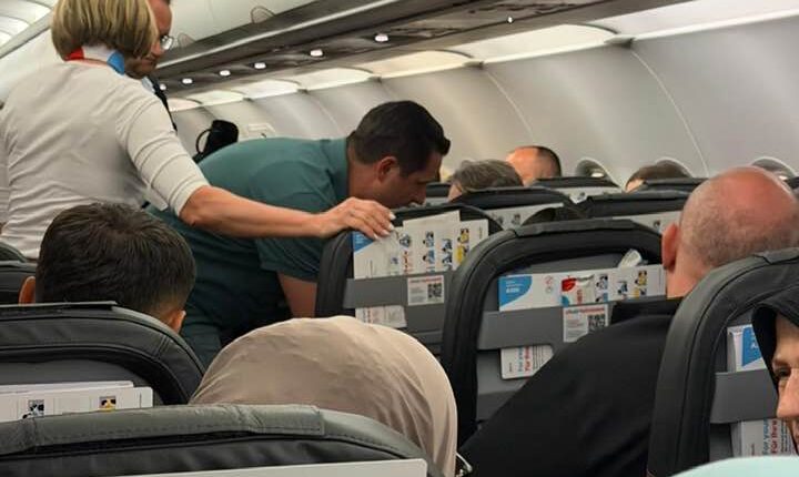 Humanizëm dhe reagim i shpejtë në aeroplan – Valbon Limani i del në ndihmë një udhëtari