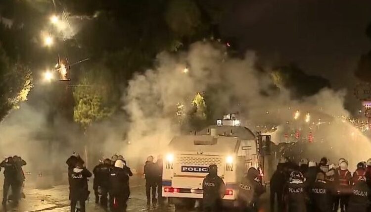 Tensione në protestën e opozitës në Tiranë, përplasje me molotov dhe ujë