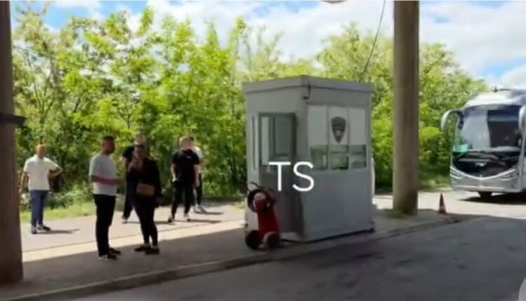 Policia ndalon studentët nga Shqipëria në kufirin e Bllatës në Dibër
