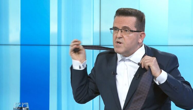 Bashkim Selmani heq kollaren në shenjë proteste, studentët po bëjnë atë që ne nuk arritëm (VIDEO)