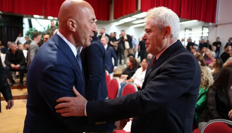 Ali Ahmeti nderon Fehmi dhe Xhevë Lladrovcin në ceremoninë përkujtimore